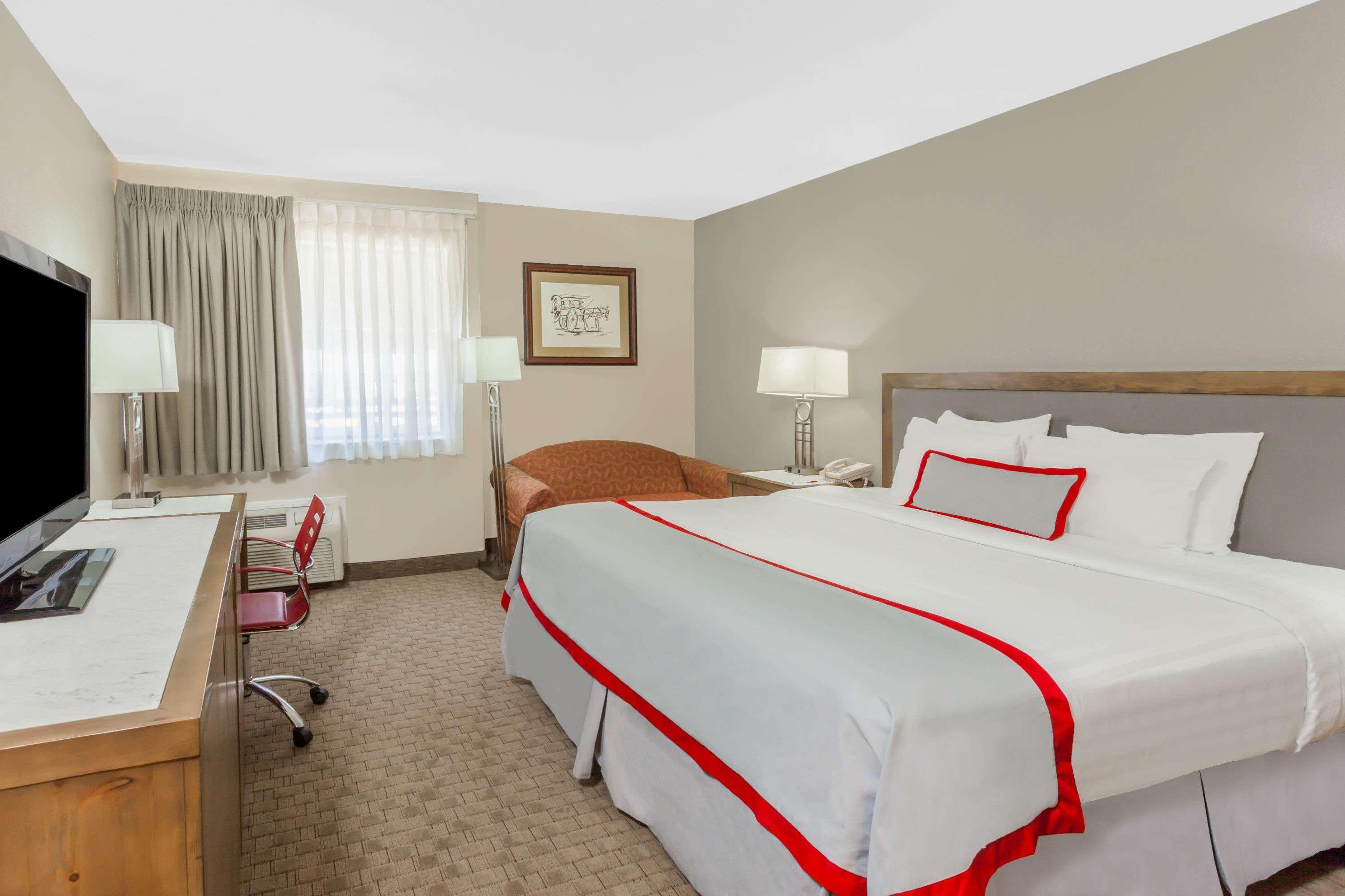 Ramada Plaza By Wyndham Garden Grove/Anaheim South Exterior foto