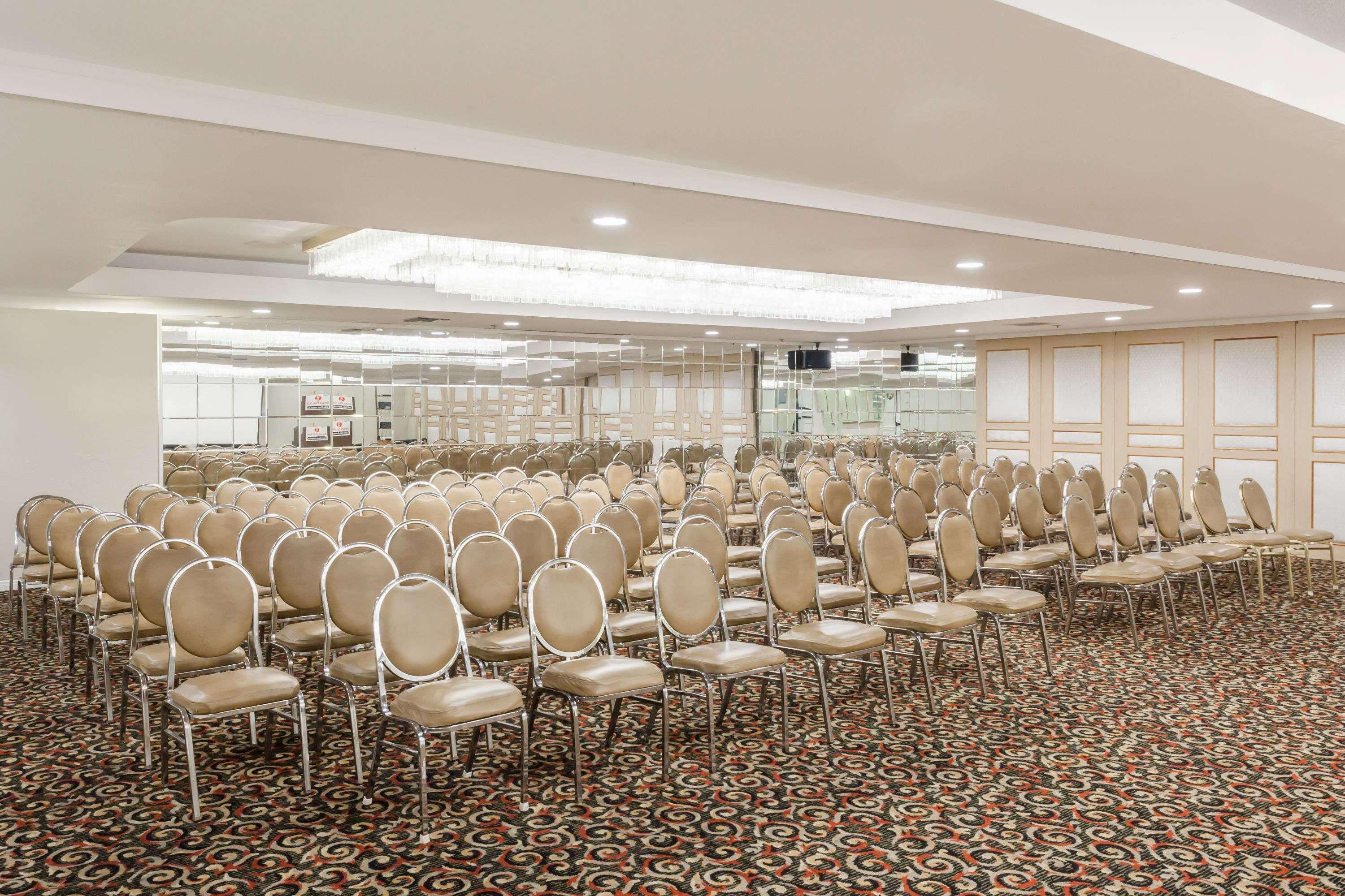 Ramada Plaza By Wyndham Garden Grove/Anaheim South Exterior foto