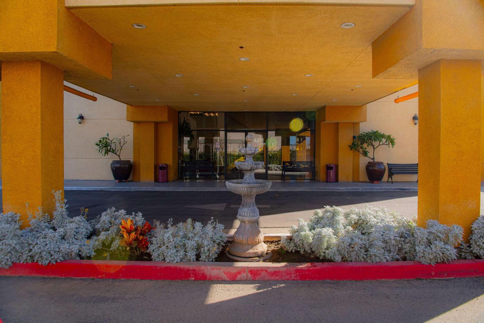 Ramada Plaza By Wyndham Garden Grove/Anaheim South Exterior foto