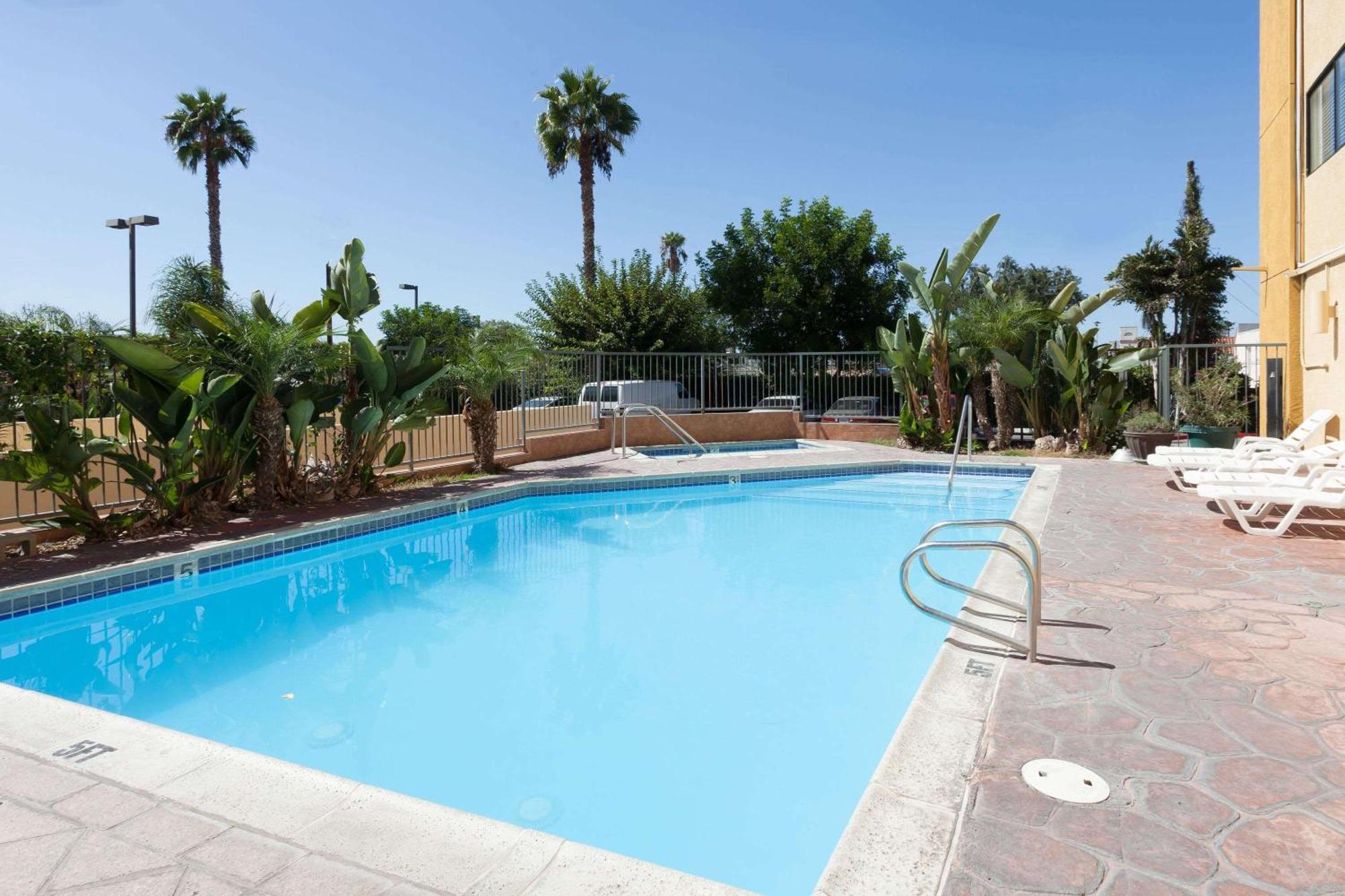 Ramada Plaza By Wyndham Garden Grove/Anaheim South Exterior foto